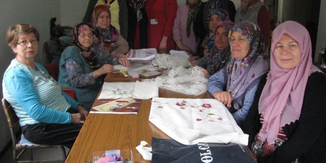 78 Yaşında Torunları İçin İğne Oyası Yapıyor