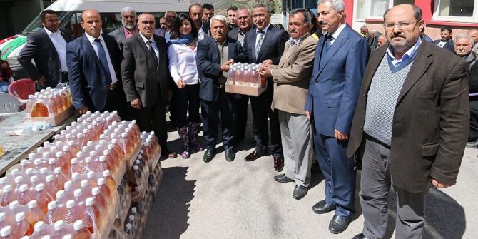 Osmaniye’de Sirke Sineğine Karşı Elma Sirkesi Dağıtıldı