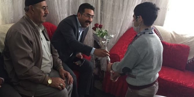 Gezer Çiçeklerle Karşılandı