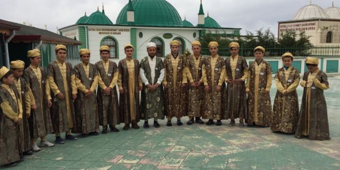 Yozgatlı İş Adamı Hafız Öğrencilere Şehzade Elbisesi Hediye Etti