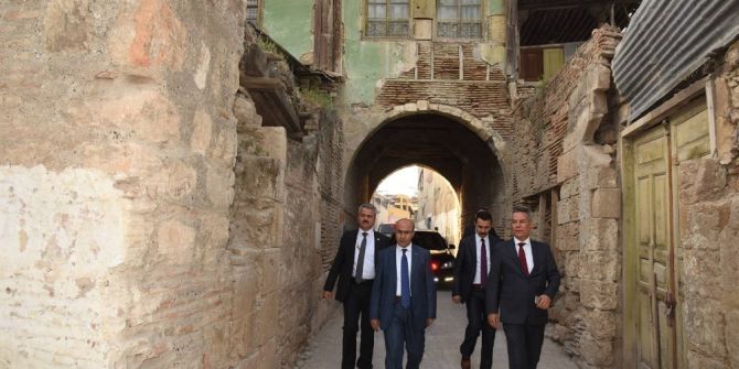 Vali Demirtaş, Adana’nın Tarihi Tepebağ Bölgesinde İncelemelerde Bulundu