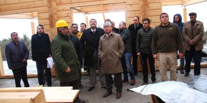 Vali Doğan Çıldır’da Kütük Ev Çalışmalarını Yerinde İnceledi