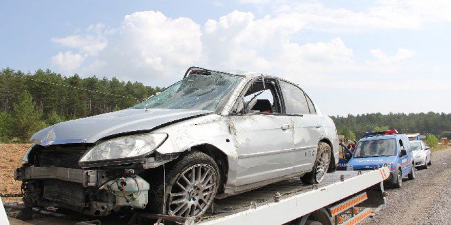 Tatile Giden Aile Kaza Geçirdi: 4 Yaralı