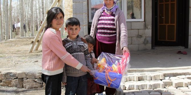 Başkale Belediyesinden Çocuklara Oyuncak