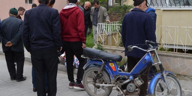 Bahçe Duvarına Çarpan Motosiklet Sürücüsü Yaralandı