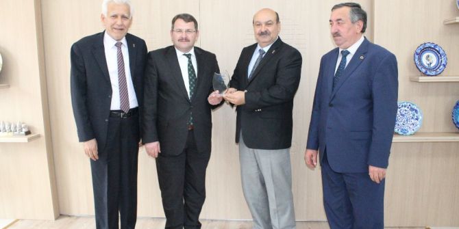 Sgk İl Müdürü Fidan, Esob Başkanı Konak’a Plaket Verdi