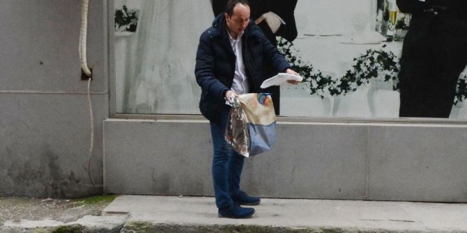 Polislere Aldırış Etmeden Şüpheli Poşeti Açtı