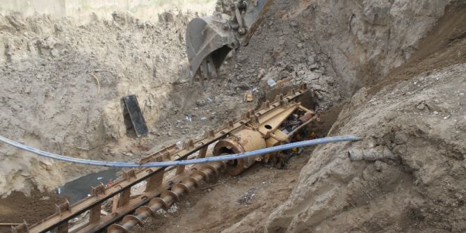 Devrilen İş Makinesinin Altında Kaldı