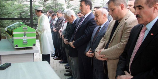 Otomobil Temizlik İşçilerinin Arasına Daldı: 1 Ölü, 2 Yaralı