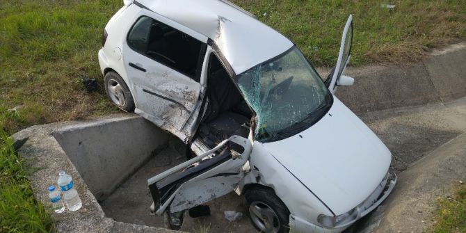 Minibüs Çarpışan Otomobil Kanala Uçtu: 3 Yaralı