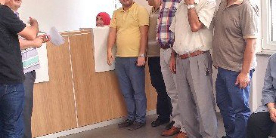 Gediz’de Eğitim-bir-sen Üyelerinden Demokrasi Şehitlerine Yardım