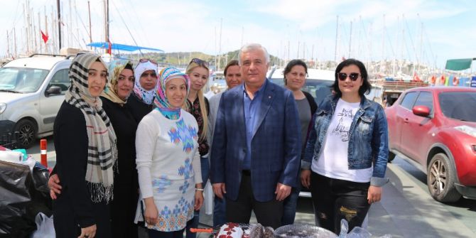 Belediye Meydanında Okul Yararına Kermes