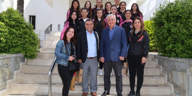 Kıbrıs Kız Hentbol Takımı Bodrum Belediyesi’ni Ziyaret Etti