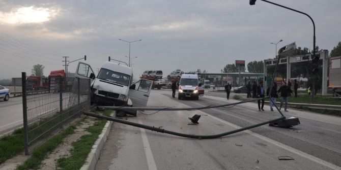 İşçi Servisine Tır Çarptı: 15 Yaralı