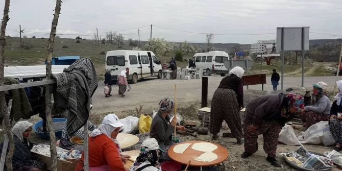 Yol Kenarına Masa Kurup Gözleme Hayrı Yapıtılar