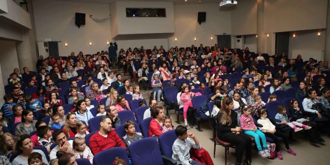 32 Bin Tiyatrosevere Perde Açtılar