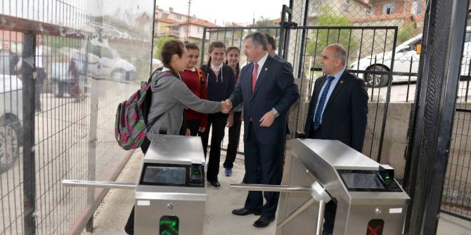 Ak Parti’li Özdağ’dan Öğrencilere Nasihat: