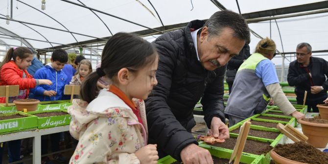 Miniklerler Başkan Ataç İle Beraber Tohum Ekti