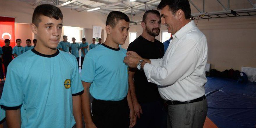 Pehlivanlar Mutluluklarını Dündar İle Paylaştı