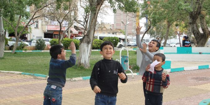 Çocukların Ağaçlardan Düşen Beyaz Polenlerle Kar Keyfi