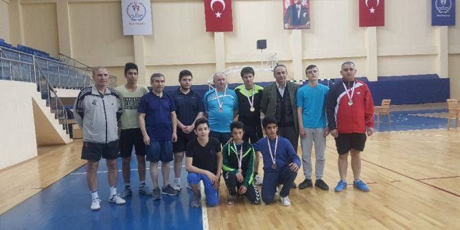 Masa Tenisi Turnuvasında Madalyaları Topladılar