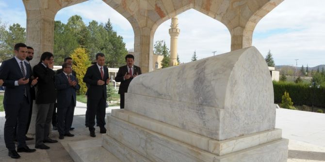 Vali Çelik Yunus Emre’nin Kabrini Ziyaret Etti