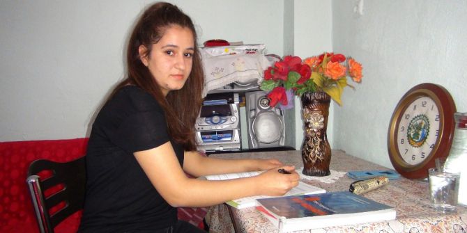 Karnı Guruldayan Genç Kız Hayata Küstü