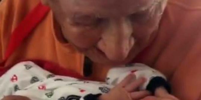 5 Günlük Torununu Kucağına Alan 105 Yaşındaki Dede Mest Oldu