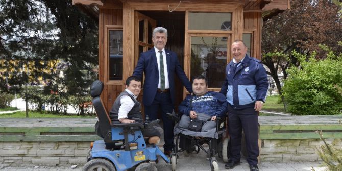 Başkan Yiğit Engellilerin Elinden Tutuyor