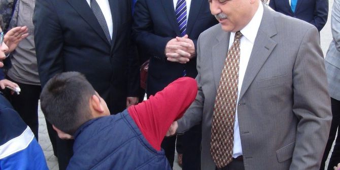 Vali Güvençer, Zihinsel Engelli Öğrenci İle Bilek Güreşi Yaptı