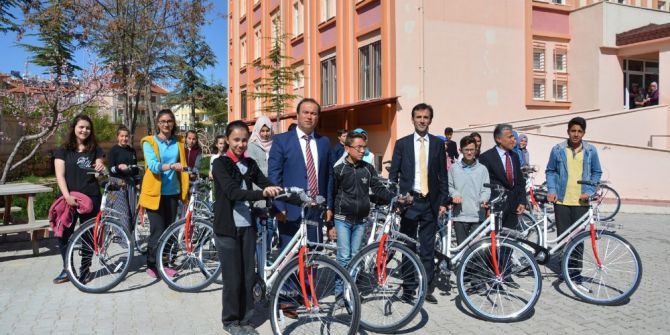 Korkuteli’de Başarılı Öğrencilere Bisiklet