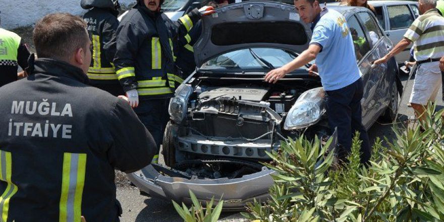 Milas’ta Engelli Sürücü Tır’a Çarptı; 2 Yaralı