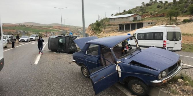 İki Otomobil Çarpıştı: 2 Yaralı