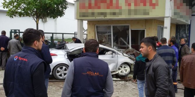 Otomobil Dükkana Girdi: 1 Yaralı