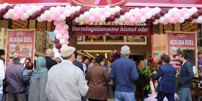 Kuruyemiş Mağazası Açılışında İzdiham