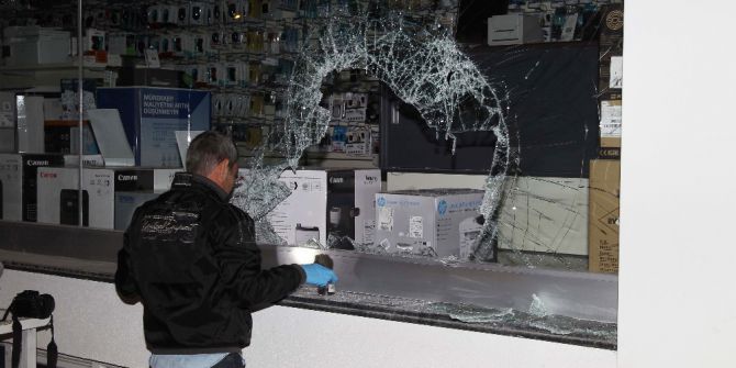 Balyozla Camı Kırdılar, Çalamadan Kaçtılar