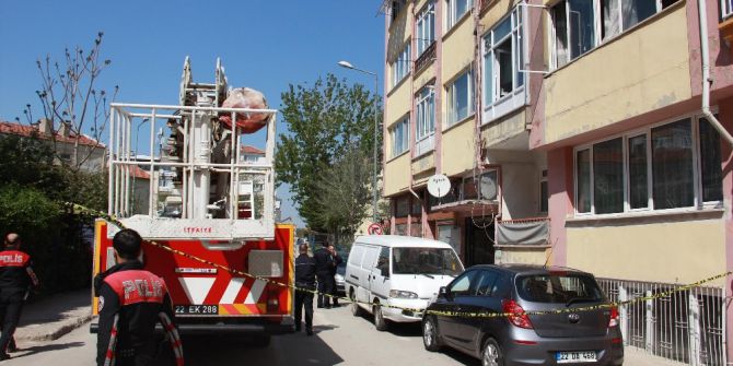 Apartman Dairesindeki Yangın Korkuttu