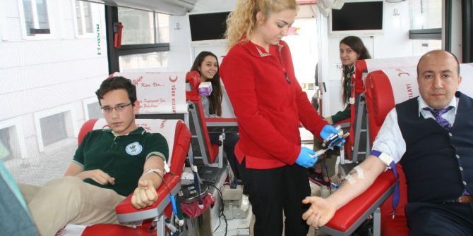 Öğrencilerden Kızılay’a Gönüllü Kan Bağışı