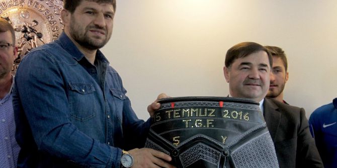 Başpehlivana ’15 Temmuz’ Yazılı Kispet Hediye Edildi