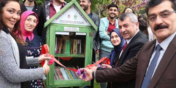Üniversitelilerden Sokak Kütüphanesi