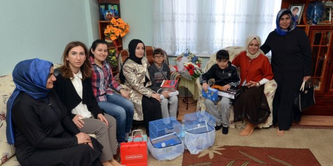 Bakan Tüfenkci’nin Eşi Esra Tüfenkci Öksüz İkiz Kardeşlerin Yüzünü Güldürdü