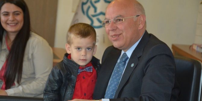 Başkan Eşkinat Zübeyde Hanım Kız Meslek Lisesi Uygulama Anaokulu Öğrencilerini Ağırladı