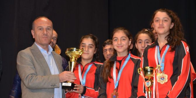 Yüksekova’da Başarılı Öğrenciler Ödüllendirildi