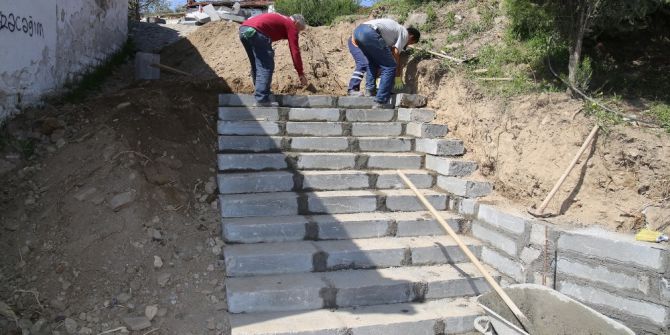 Yokuşlu Mahalleye Merdivenli Çözüm