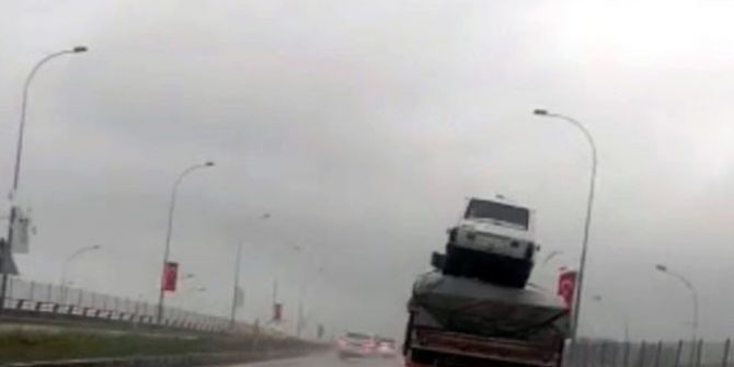 Tırdaki Yüklerin Üzerinde Otomobil Taşıdı