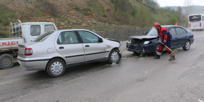 İki Otomobil Kafa Kafaya Çarpıştı: 3 Yaralı