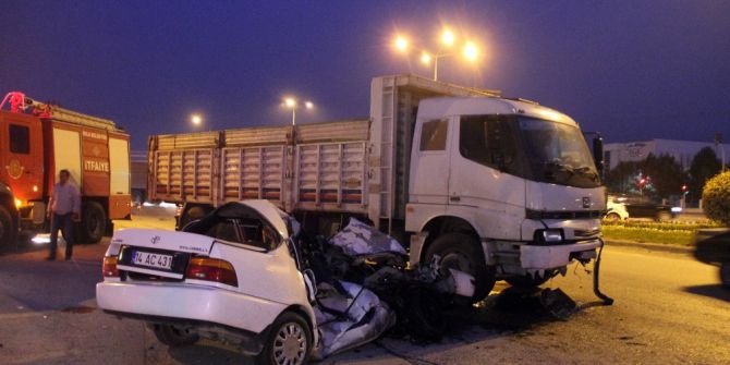 Kamyon İle Otomobil Çarpıştı: 1 Ölü