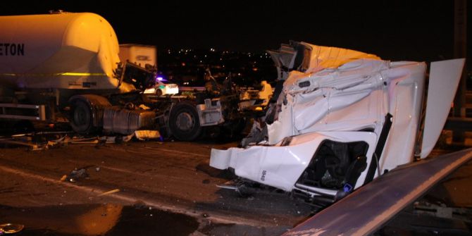 Birbirine Giren İki Tır Tem’i Trafiğe Kapattı: 1 Yaralı