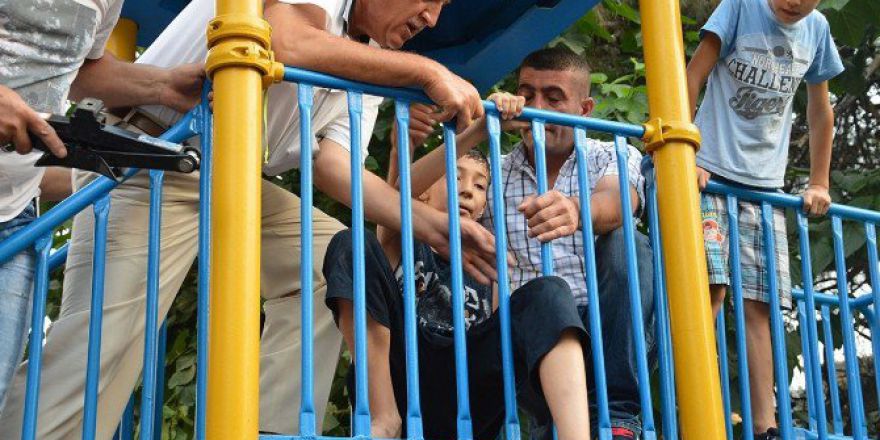 Bacağı Parktaki Demir Korkuluklara Sıkışan Çocuğu İtfaiye Kurtardı