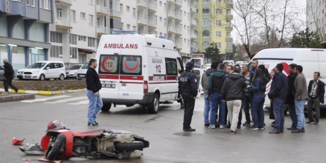 Otomobilin Çarptığı Motosiklet Sürücüsü Yaralandı